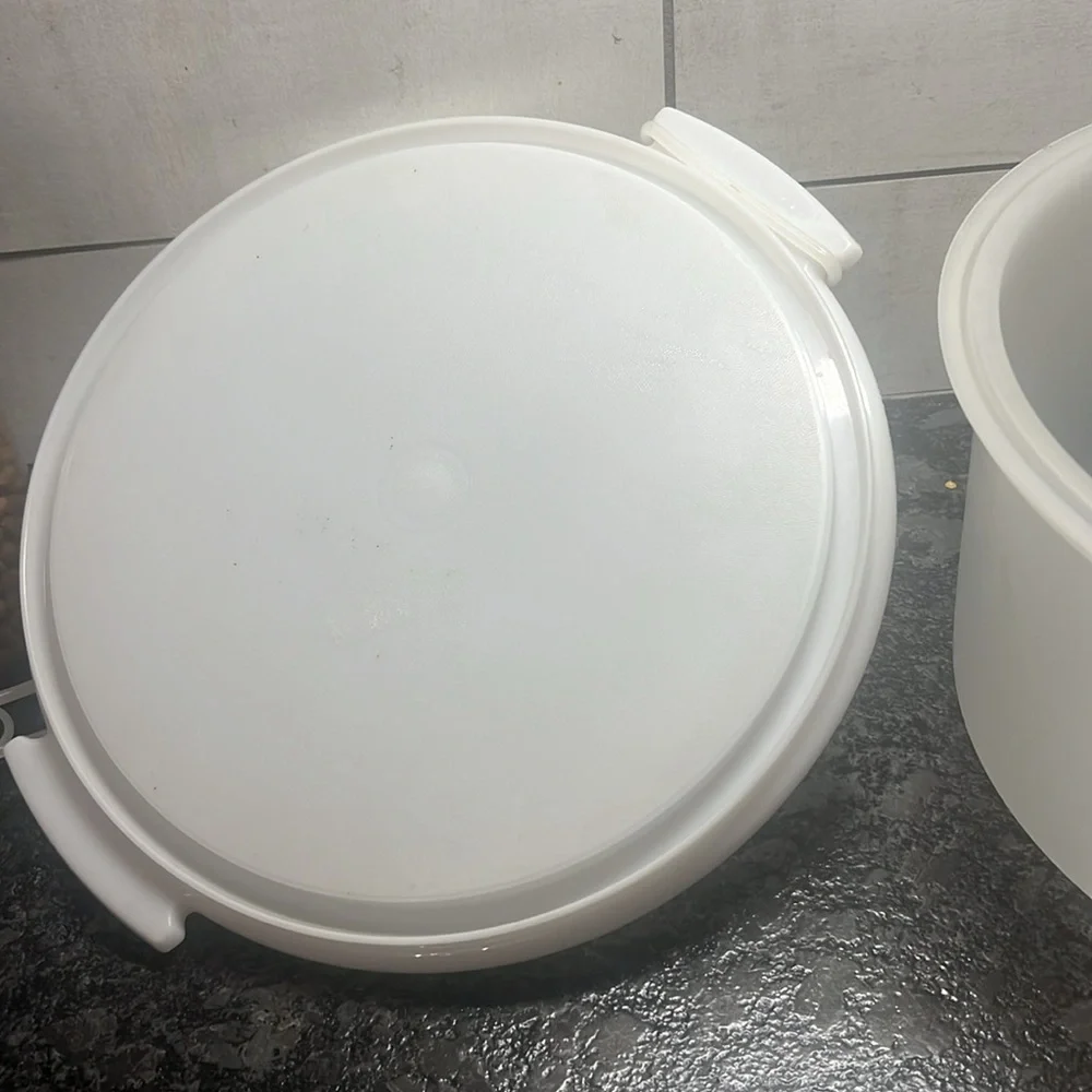 CAKE CARRIER VINTAGE TUPPERWARE with handle. 10 inch base. Lid is 6 inches tall.